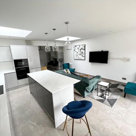 3 Cosy Homes Walking Distance To Mall With Parking Available To Book Separately 3 Bed House Or 1 Bed Apartment Or Studio Лондон Екстер'єр фото