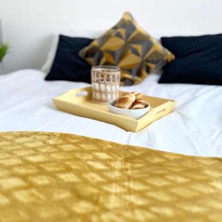 3 Cosy Homes Walking Distance To Mall With Parking Available To Book Separately 3 Bed House Or 1 Bed Apartment Or Studio Лондон Екстер'єр фото