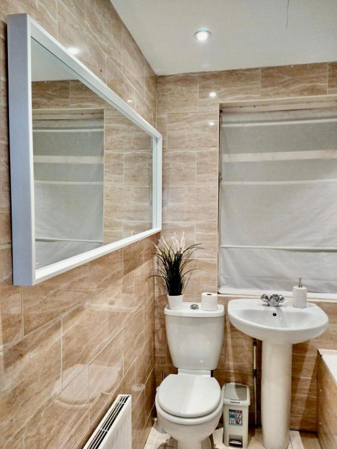 3 Cosy Homes Walking Distance To Mall With Parking Available To Book Separately 3 Bed House Or 1 Bed Apartment Or Studio Лондон Екстер'єр фото