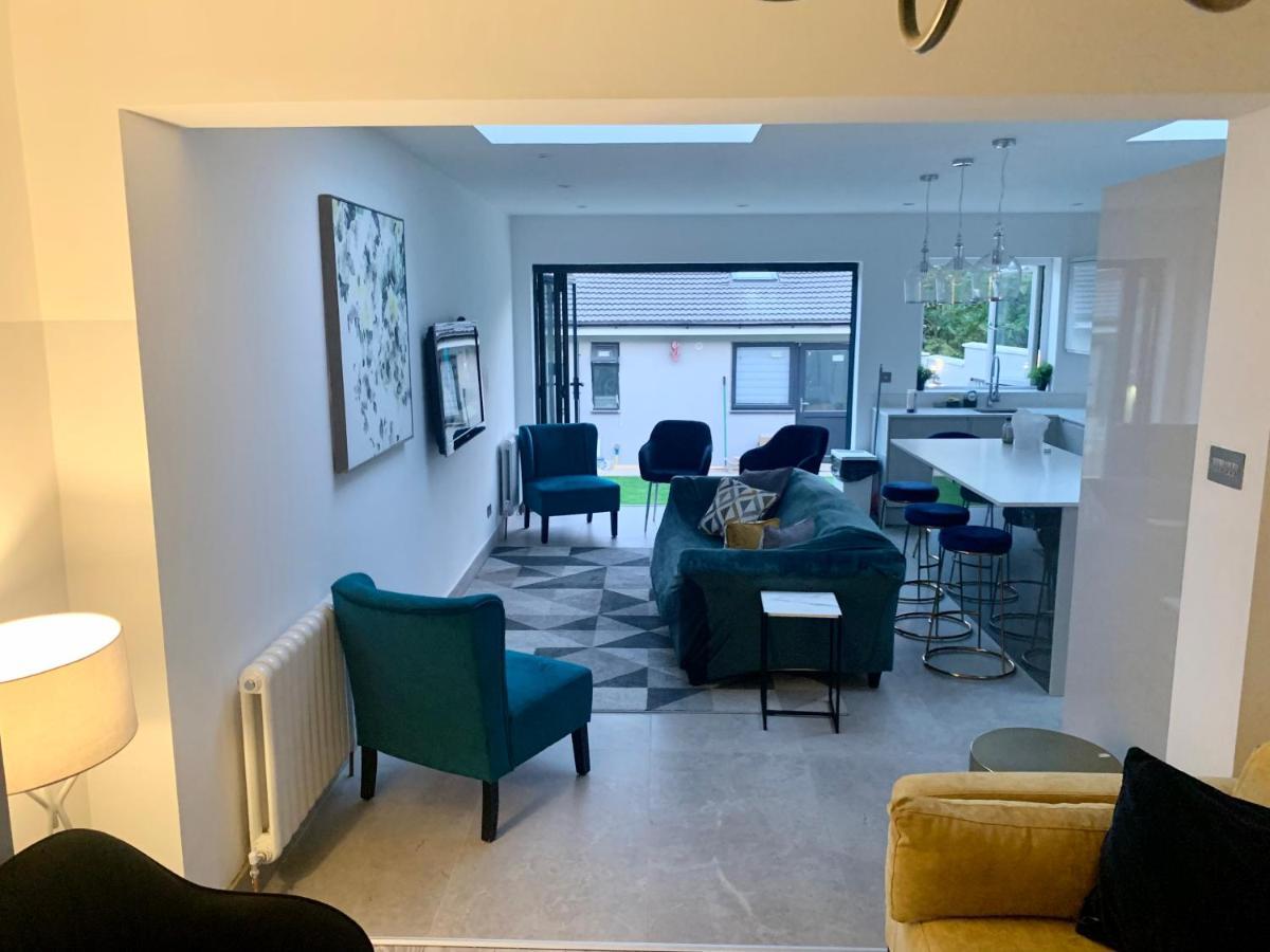 3 Cosy Homes Walking Distance To Mall With Parking Available To Book Separately 3 Bed House Or 1 Bed Apartment Or Studio Лондон Екстер'єр фото