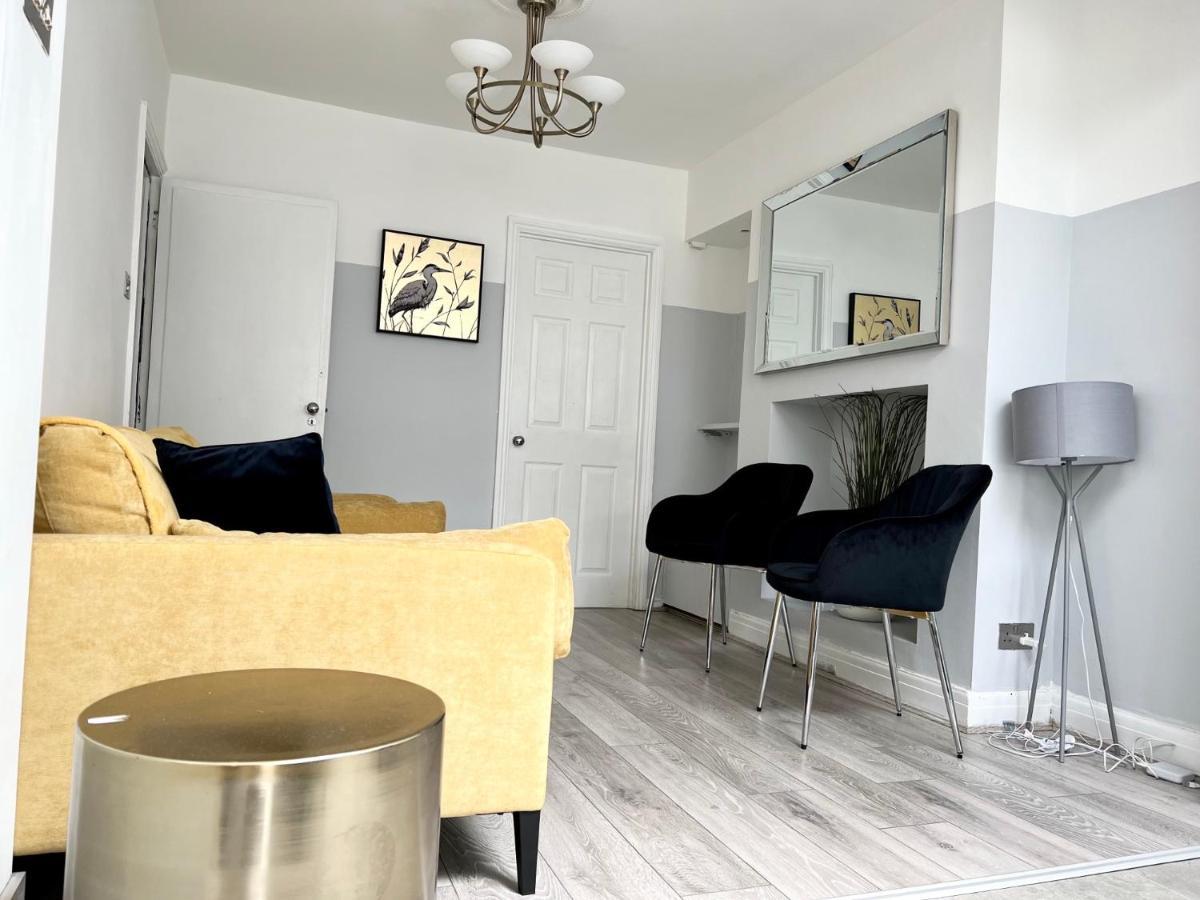 3 Cosy Homes Walking Distance To Mall With Parking Available To Book Separately 3 Bed House Or 1 Bed Apartment Or Studio Лондон Екстер'єр фото