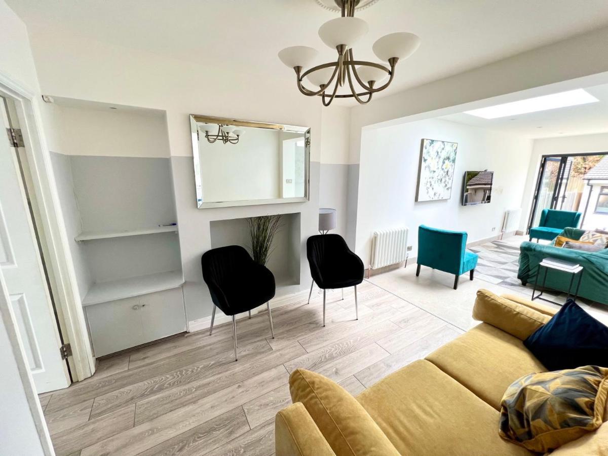 3 Cosy Homes Walking Distance To Mall With Parking Available To Book Separately 3 Bed House Or 1 Bed Apartment Or Studio Лондон Екстер'єр фото
