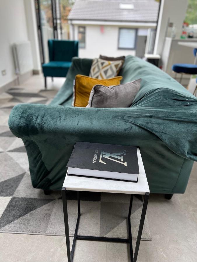 3 Cosy Homes Walking Distance To Mall With Parking Available To Book Separately 3 Bed House Or 1 Bed Apartment Or Studio Лондон Екстер'єр фото