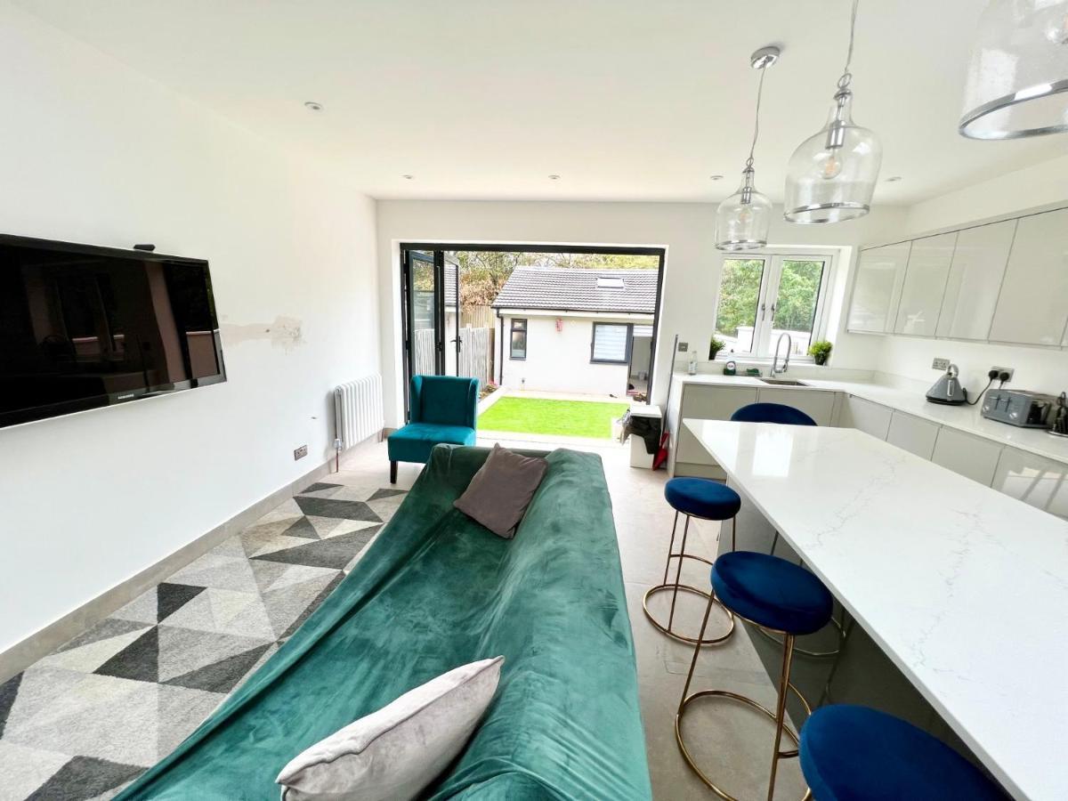 3 Cosy Homes Walking Distance To Mall With Parking Available To Book Separately 3 Bed House Or 1 Bed Apartment Or Studio Лондон Екстер'єр фото