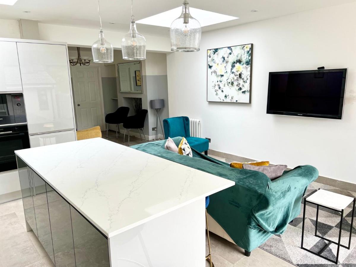 3 Cosy Homes Walking Distance To Mall With Parking Available To Book Separately 3 Bed House Or 1 Bed Apartment Or Studio Лондон Екстер'єр фото
