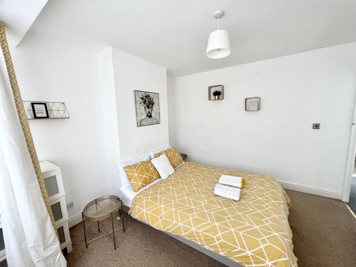 3 Cosy Homes Walking Distance To Mall With Parking Available To Book Separately 3 Bed House Or 1 Bed Apartment Or Studio Лондон Екстер'єр фото