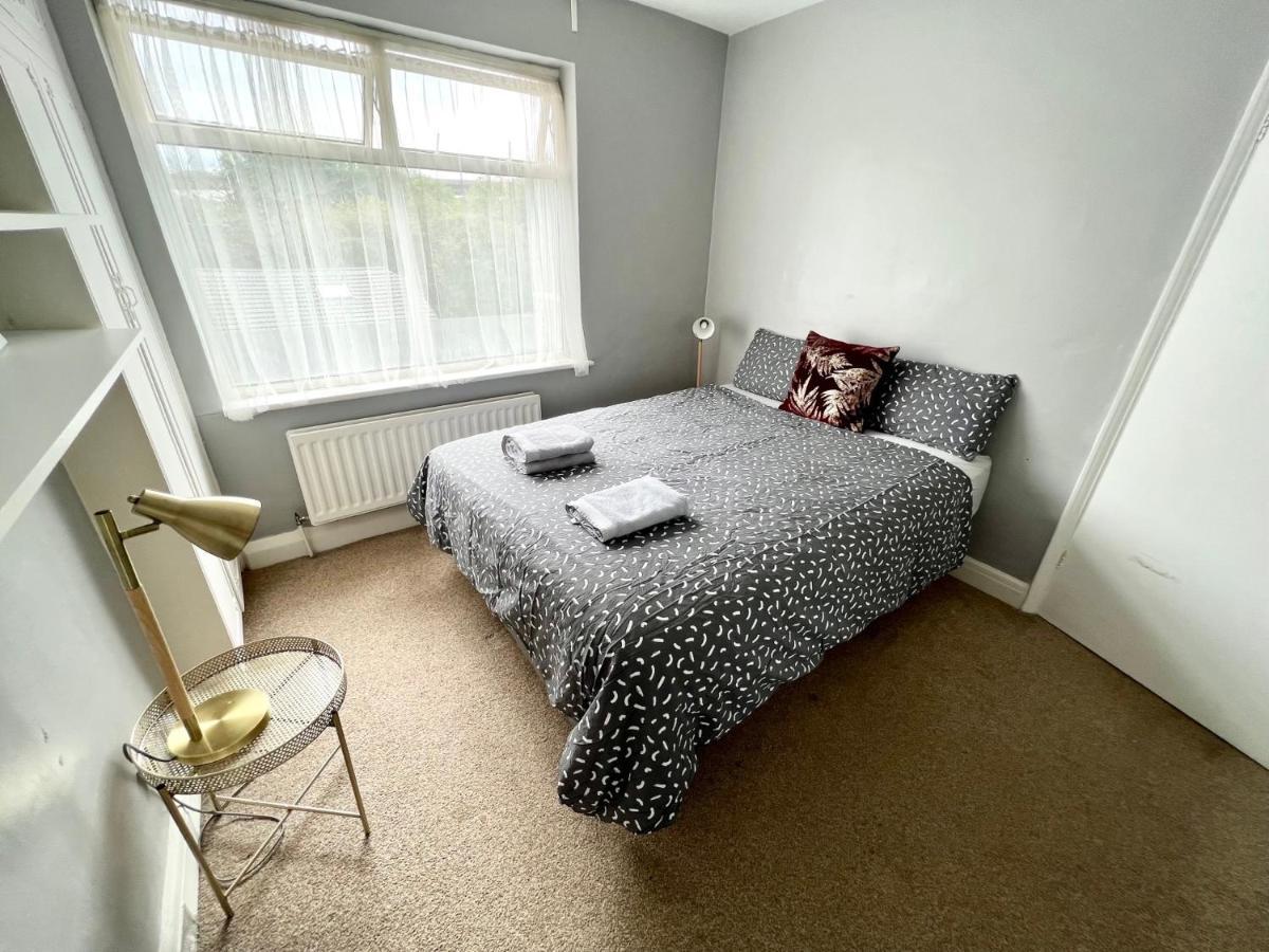 3 Cosy Homes Walking Distance To Mall With Parking Available To Book Separately 3 Bed House Or 1 Bed Apartment Or Studio Лондон Екстер'єр фото