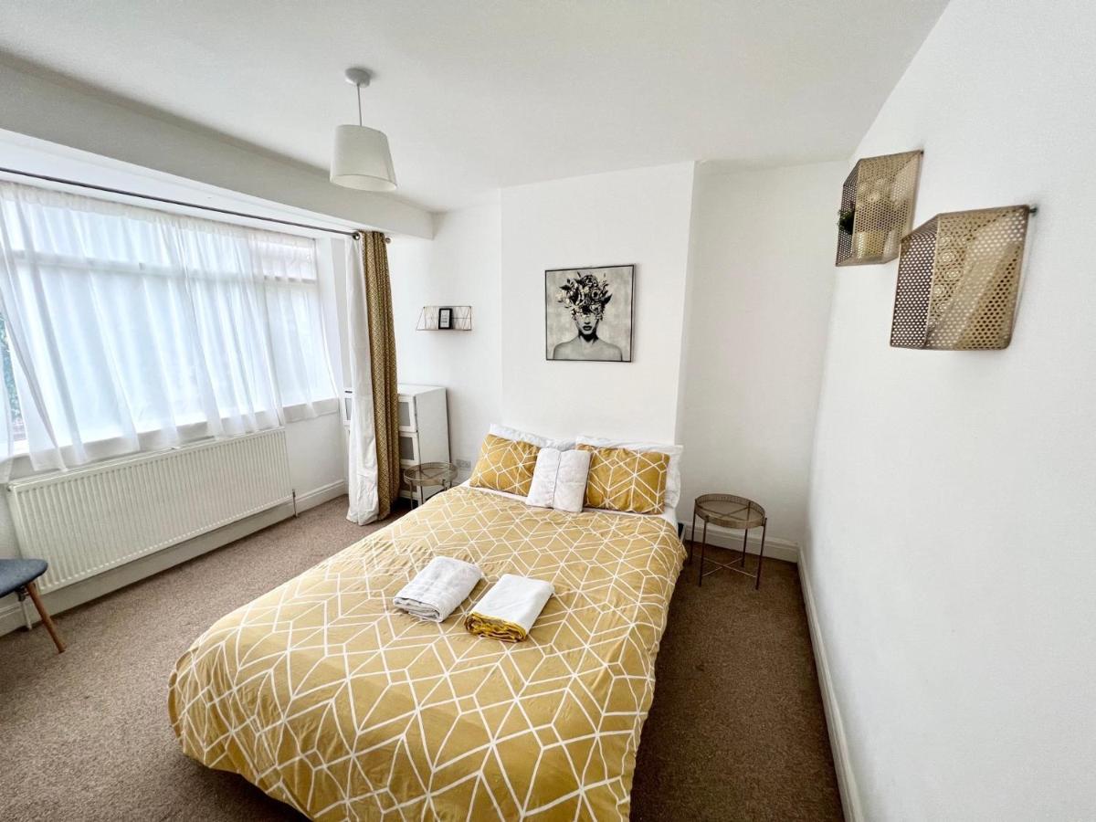 3 Cosy Homes Walking Distance To Mall With Parking Available To Book Separately 3 Bed House Or 1 Bed Apartment Or Studio Лондон Екстер'єр фото