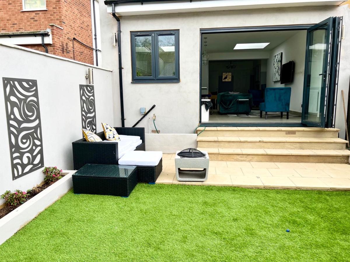 3 Cosy Homes Walking Distance To Mall With Parking Available To Book Separately 3 Bed House Or 1 Bed Apartment Or Studio Лондон Екстер'єр фото