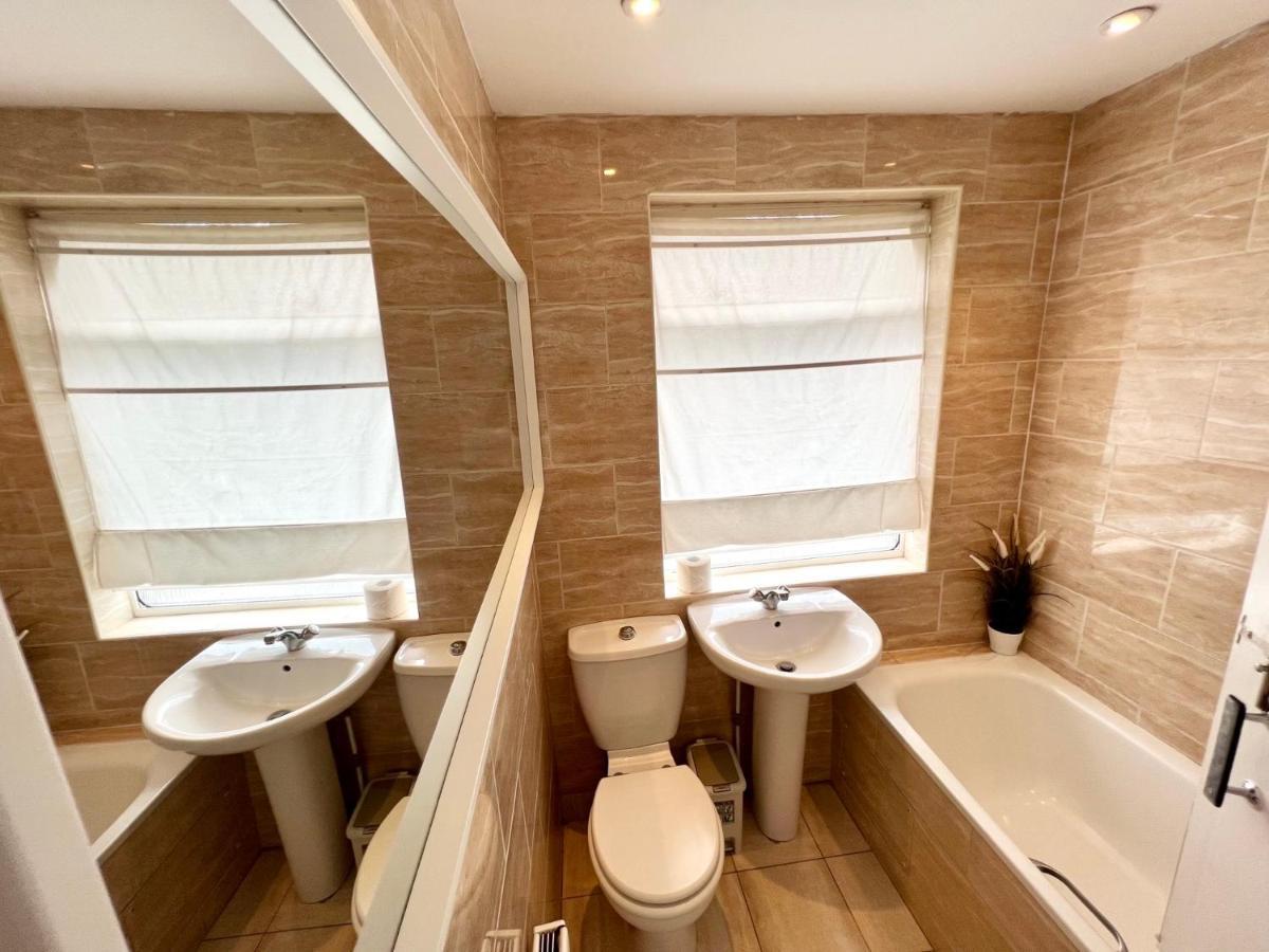 3 Cosy Homes Walking Distance To Mall With Parking Available To Book Separately 3 Bed House Or 1 Bed Apartment Or Studio Лондон Екстер'єр фото