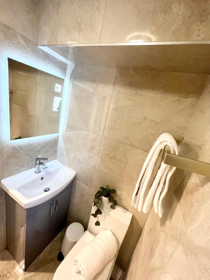 3 Cosy Homes Walking Distance To Mall With Parking Available To Book Separately 3 Bed House Or 1 Bed Apartment Or Studio Лондон Екстер'єр фото