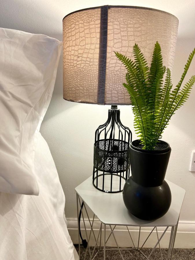 3 Cosy Homes Walking Distance To Mall With Parking Available To Book Separately 3 Bed House Or 1 Bed Apartment Or Studio Лондон Екстер'єр фото