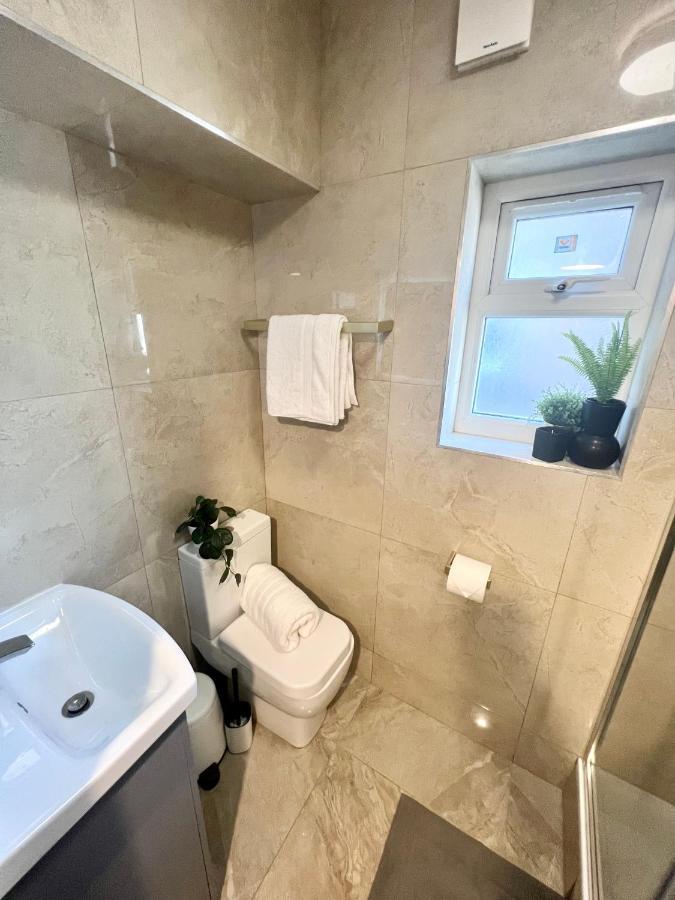 3 Cosy Homes Walking Distance To Mall With Parking Available To Book Separately 3 Bed House Or 1 Bed Apartment Or Studio Лондон Екстер'єр фото