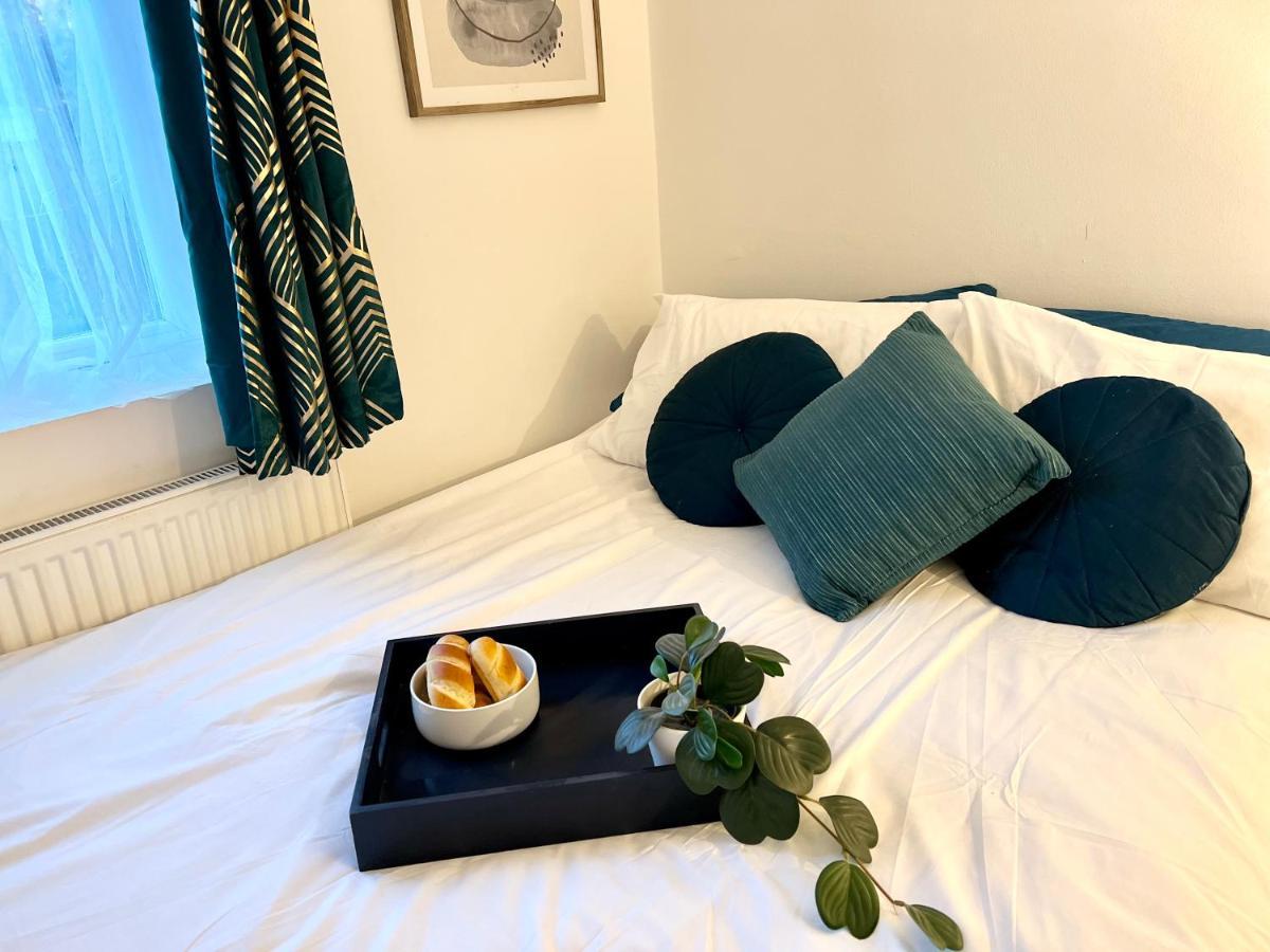 3 Cosy Homes Walking Distance To Mall With Parking Available To Book Separately 3 Bed House Or 1 Bed Apartment Or Studio Лондон Екстер'єр фото