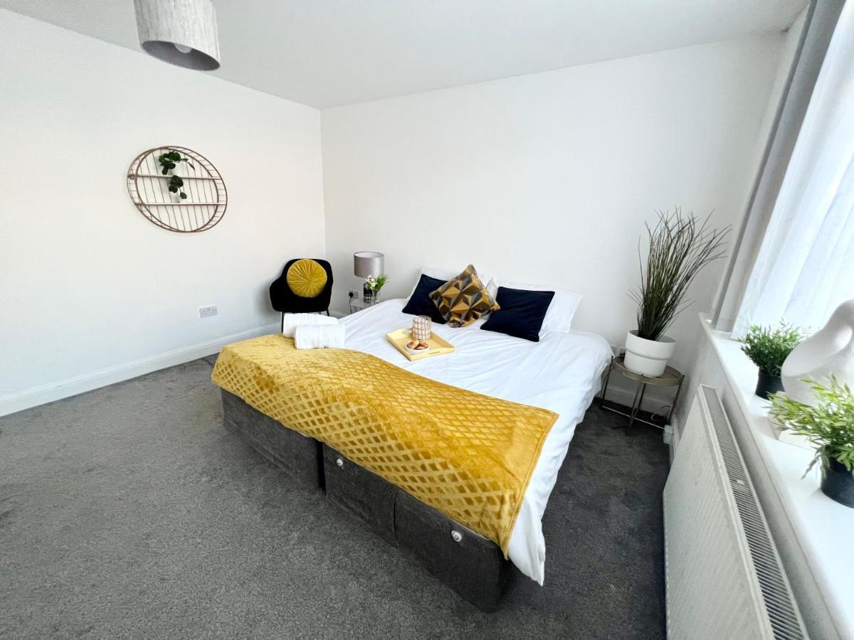 3 Cosy Homes Walking Distance To Mall With Parking Available To Book Separately 3 Bed House Or 1 Bed Apartment Or Studio Лондон Екстер'єр фото