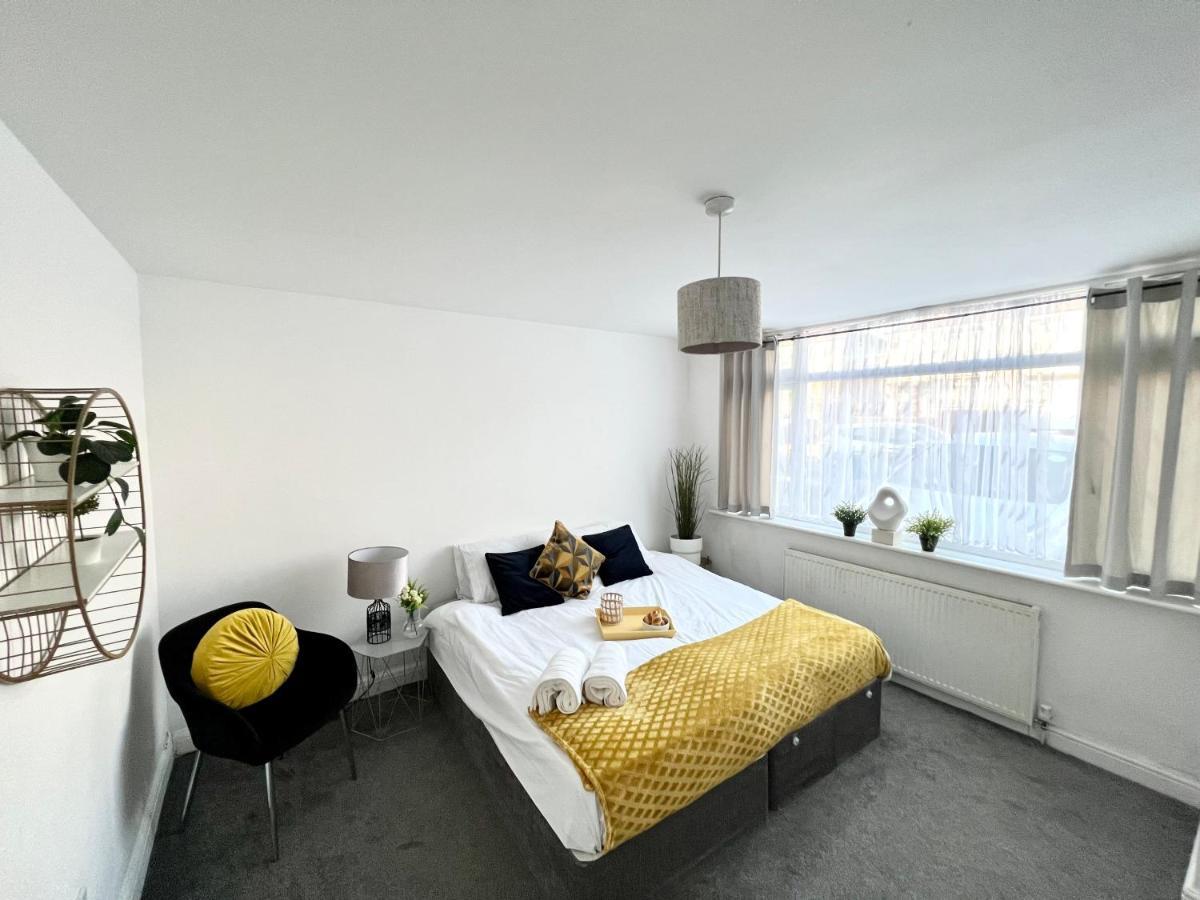 3 Cosy Homes Walking Distance To Mall With Parking Available To Book Separately 3 Bed House Or 1 Bed Apartment Or Studio Лондон Екстер'єр фото