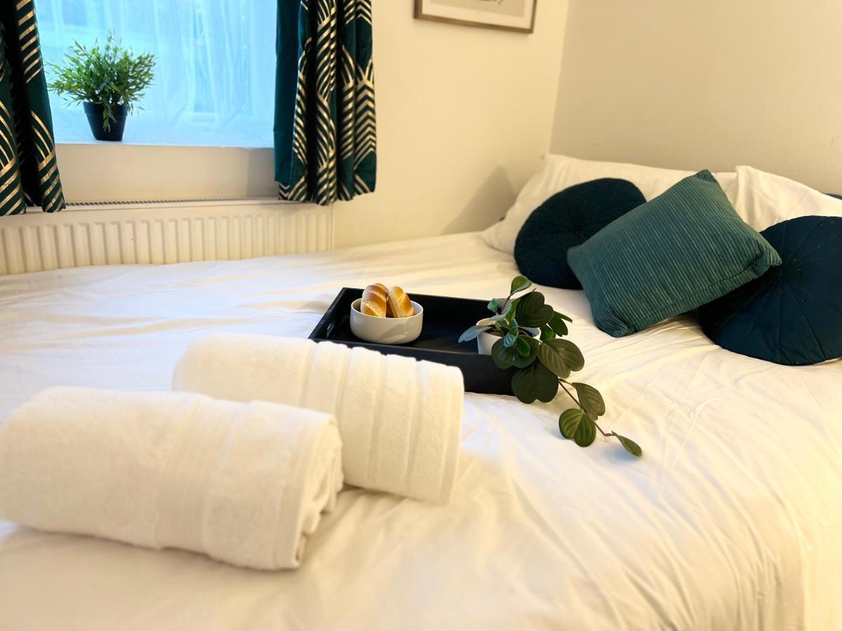 3 Cosy Homes Walking Distance To Mall With Parking Available To Book Separately 3 Bed House Or 1 Bed Apartment Or Studio Лондон Екстер'єр фото