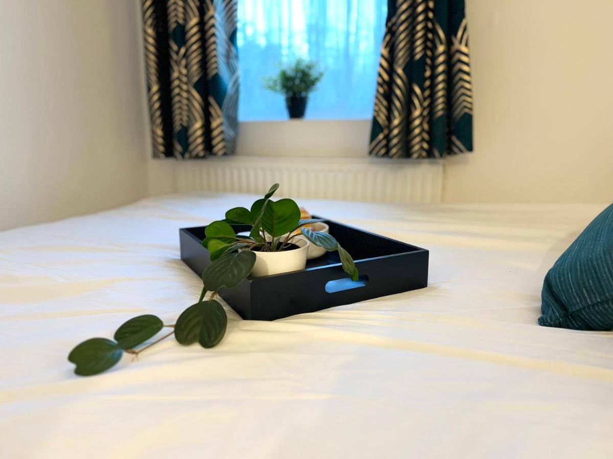 3 Cosy Homes Walking Distance To Mall With Parking Available To Book Separately 3 Bed House Or 1 Bed Apartment Or Studio Лондон Екстер'єр фото