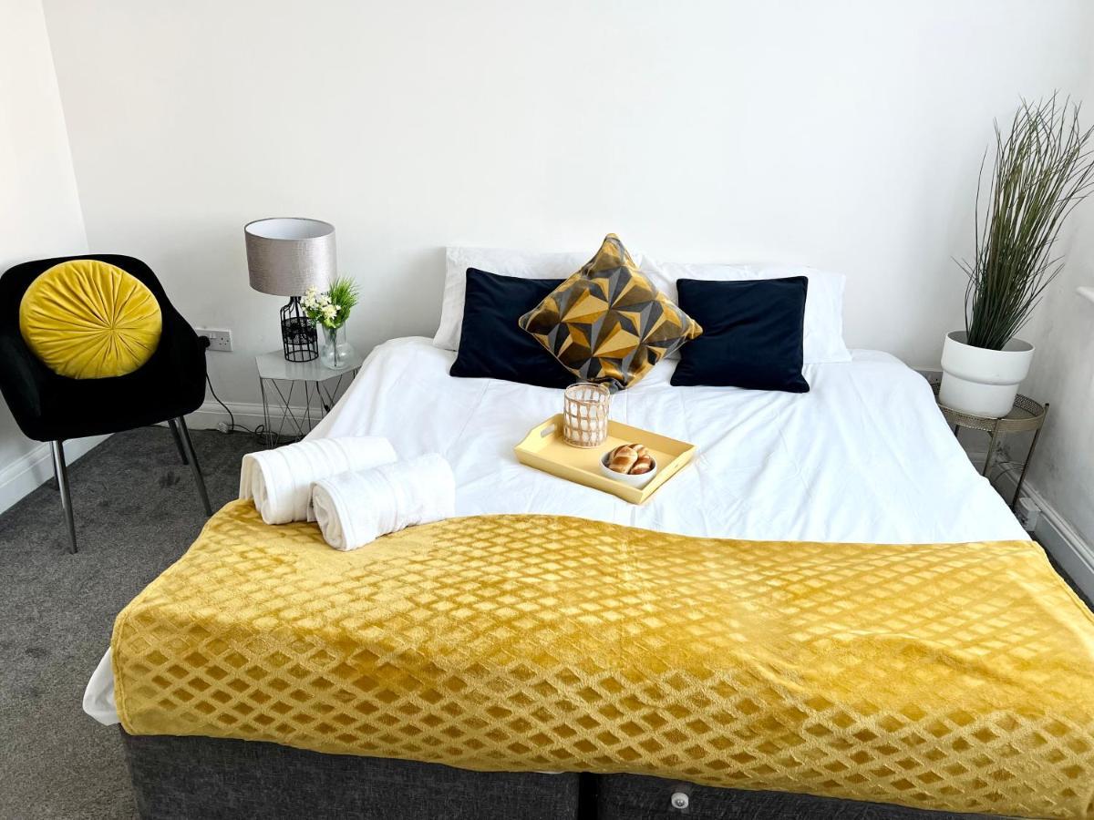 3 Cosy Homes Walking Distance To Mall With Parking Available To Book Separately 3 Bed House Or 1 Bed Apartment Or Studio Лондон Екстер'єр фото