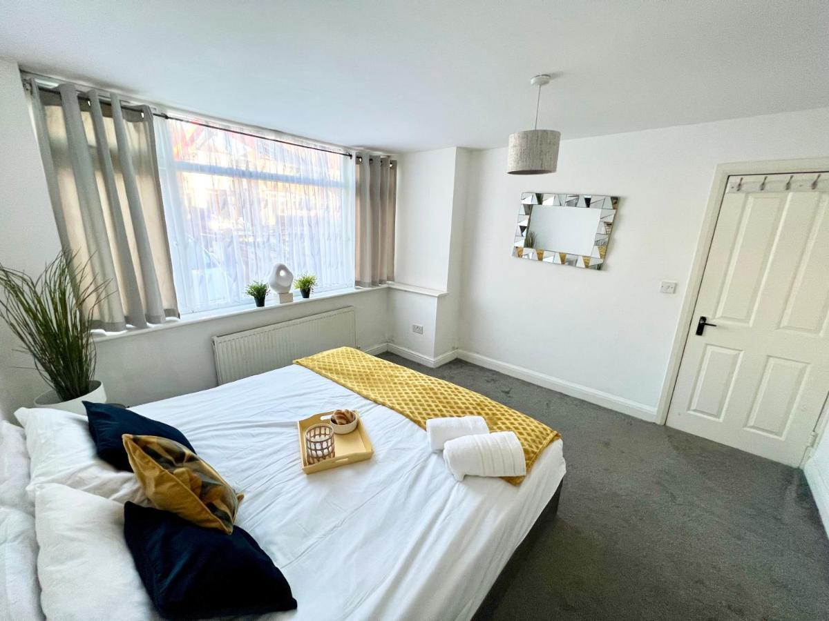 3 Cosy Homes Walking Distance To Mall With Parking Available To Book Separately 3 Bed House Or 1 Bed Apartment Or Studio Лондон Екстер'єр фото