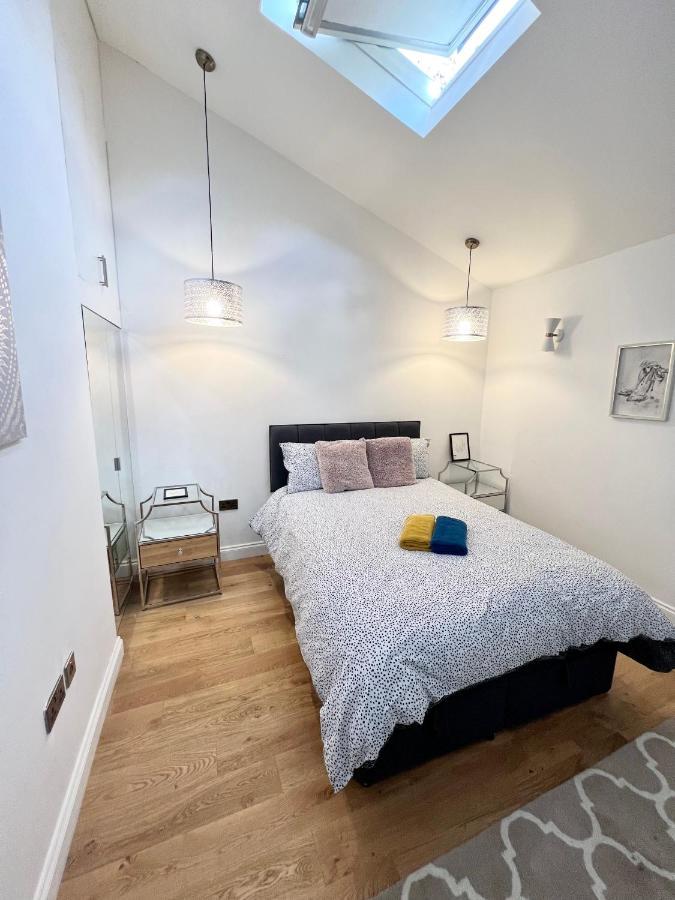 3 Cosy Homes Walking Distance To Mall With Parking Available To Book Separately 3 Bed House Or 1 Bed Apartment Or Studio Лондон Екстер'єр фото