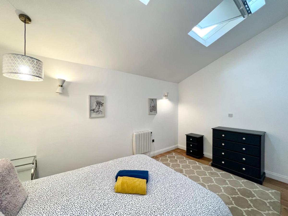 3 Cosy Homes Walking Distance To Mall With Parking Available To Book Separately 3 Bed House Or 1 Bed Apartment Or Studio Лондон Екстер'єр фото
