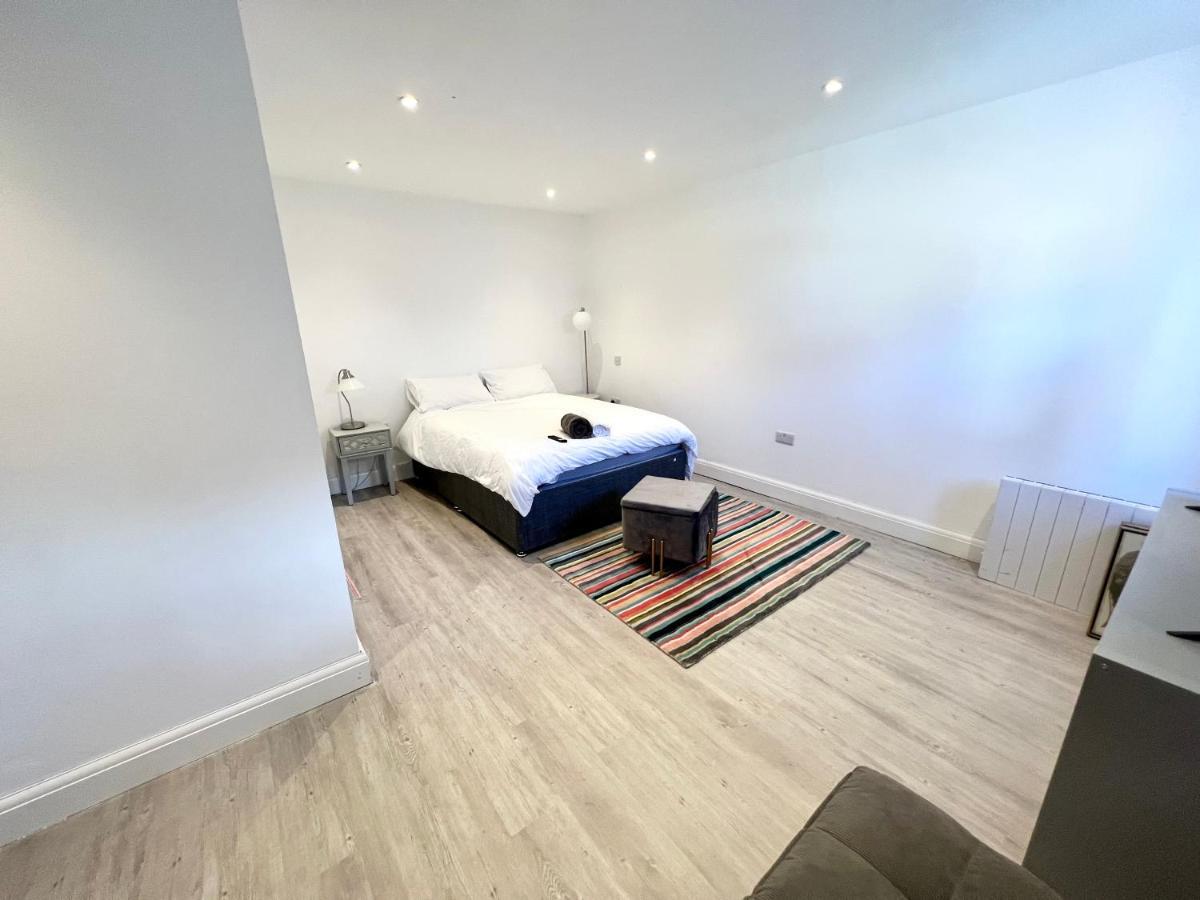 3 Cosy Homes Walking Distance To Mall With Parking Available To Book Separately 3 Bed House Or 1 Bed Apartment Or Studio Лондон Екстер'єр фото