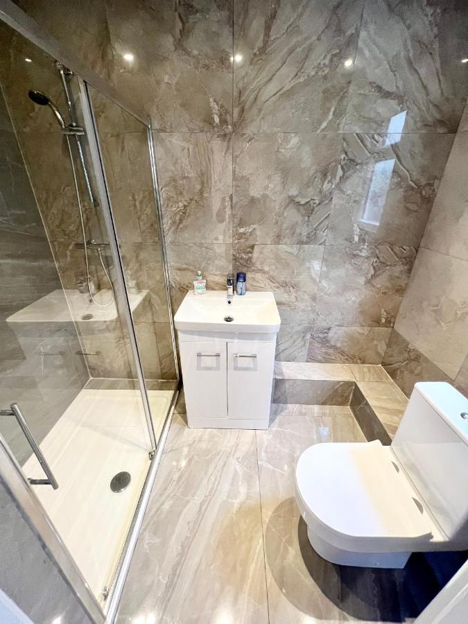 3 Cosy Homes Walking Distance To Mall With Parking Available To Book Separately 3 Bed House Or 1 Bed Apartment Or Studio Лондон Екстер'єр фото