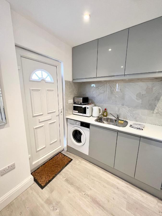 3 Cosy Homes Walking Distance To Mall With Parking Available To Book Separately 3 Bed House Or 1 Bed Apartment Or Studio Лондон Екстер'єр фото