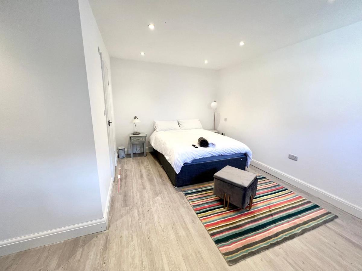 3 Cosy Homes Walking Distance To Mall With Parking Available To Book Separately 3 Bed House Or 1 Bed Apartment Or Studio Лондон Екстер'єр фото