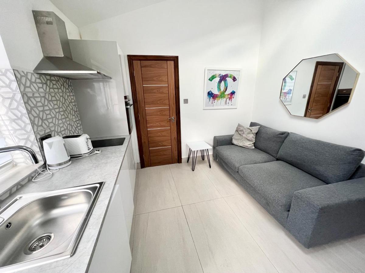 3 Cosy Homes Walking Distance To Mall With Parking Available To Book Separately 3 Bed House Or 1 Bed Apartment Or Studio Лондон Екстер'єр фото