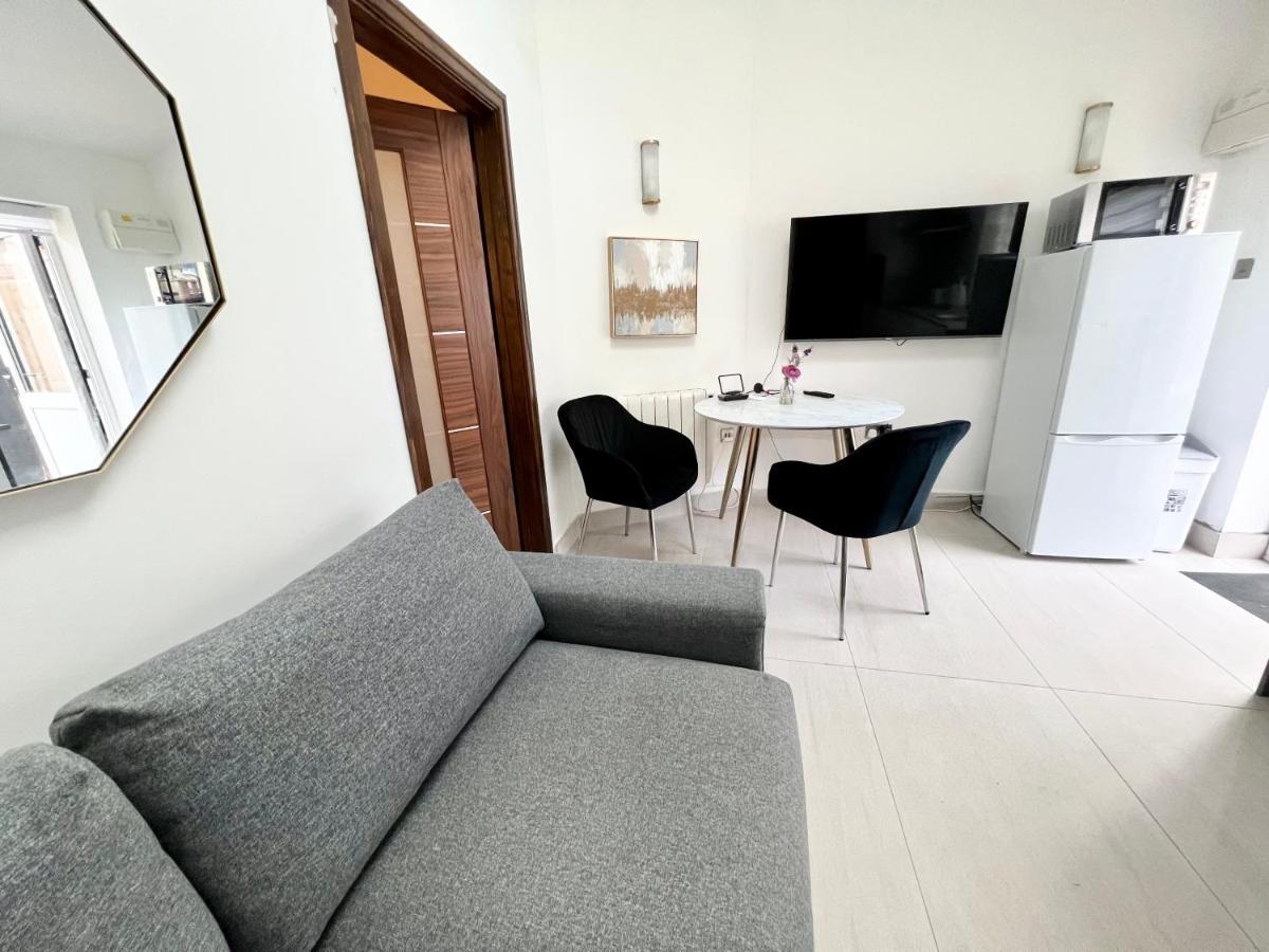 3 Cosy Homes Walking Distance To Mall With Parking Available To Book Separately 3 Bed House Or 1 Bed Apartment Or Studio Лондон Екстер'єр фото